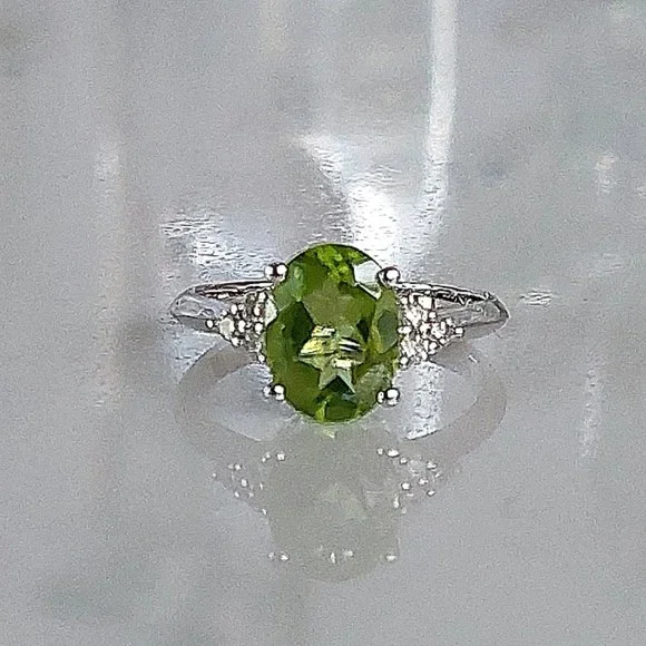 FLASH SALE! 10Kt White Gold Peridot & Diamond Gold Ring - Picture 8 of 15